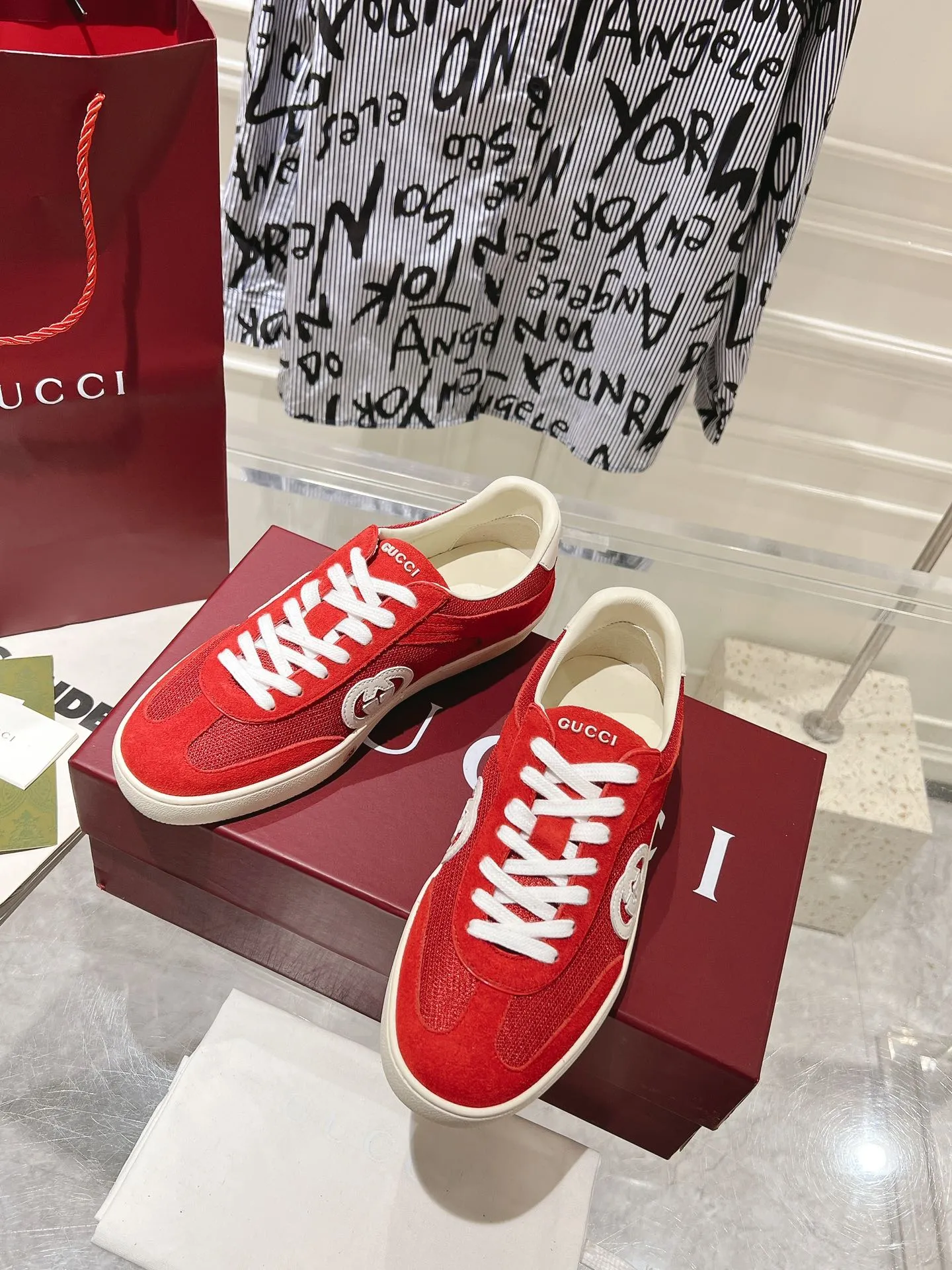 👟👟Ex-factory price 540👟👟Men's size +10 New upgraded version🔥Gucci 2024 new white shoes casual shoes hot recommendation, original TPU soles, original fabrics, original sheepskin lining sheepskin feet🔥Original cover craftsmanship is reproduced one to one! The pursuit of ultimate comfort! 🔥🔥 [Love] Fabric: Imported cow suede + mesh [Love] Packing: Counter-matched red shoe box ➕ Aviation airplane box [Love] Code number: 35-45